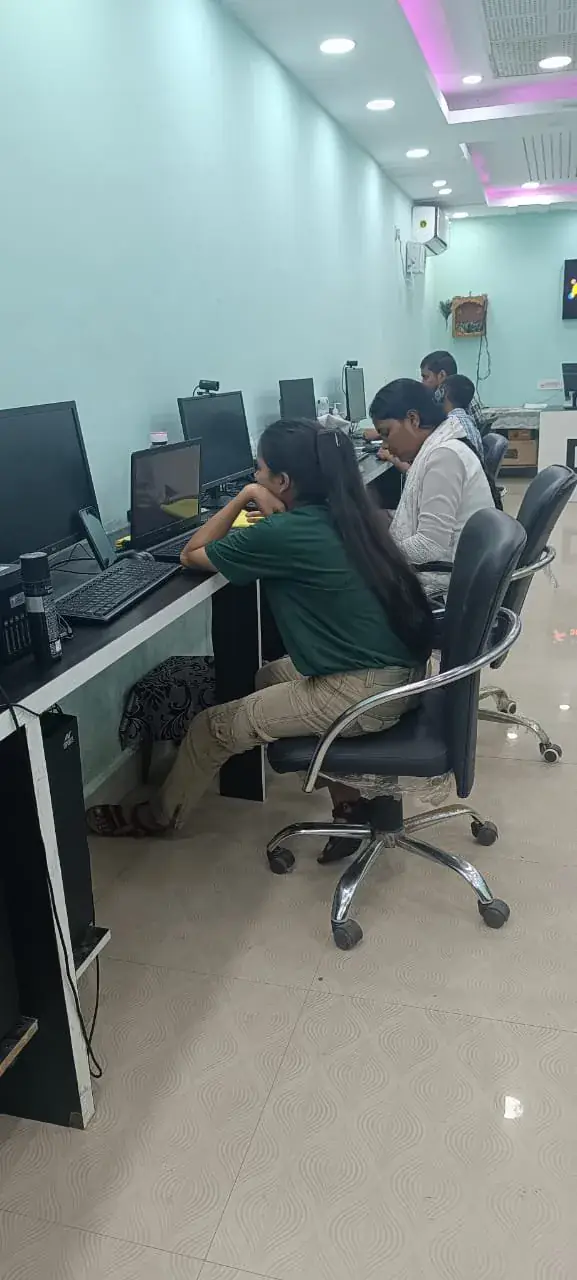 A wrap-up moment with students at the office
